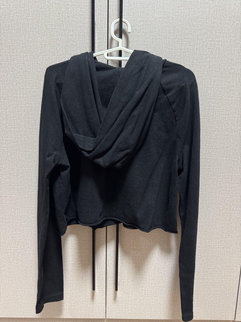H&M hoodie (black) (Category: Coats, Jackets and Outerwear) located in Manila. Submitted by mightyhawk-a7ef (Listing ID 1459732603, Image 2). Description: .