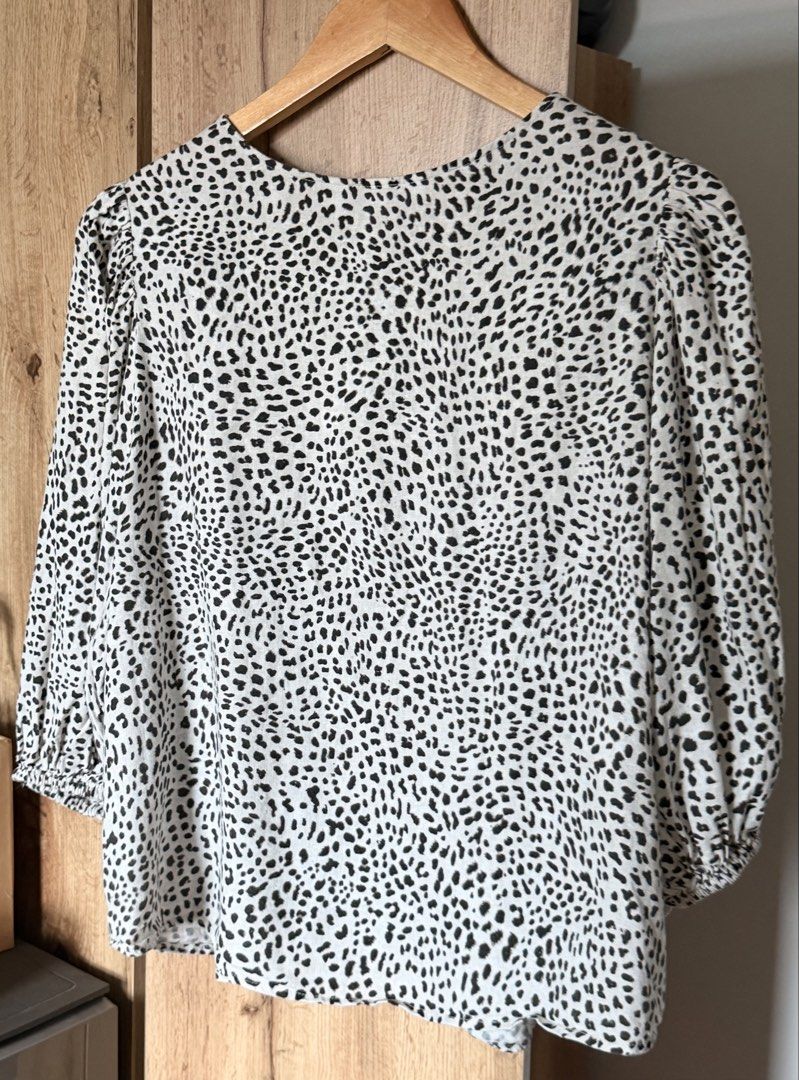 H&M Leopard Print Blouse (Category: Blouses) located in Mandaluyong City. Submitted by kat.declutters (Listing ID 1459729464, Image 3). Description: H&M leopard print blouse Large 22”L x 23”W Great condition, no flaws or stains Rfs: decluttering.