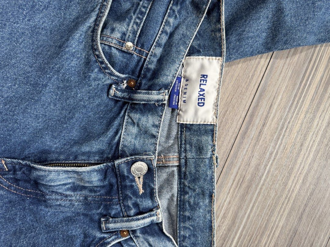 H&M Relaxed Jeans (Category: Jeans) located in Makati City. Submitted by livelaughthrift (Listing ID 1459731872, Image 3). Description: H&M Relaxed Jeans Condition = Used Size 32/30 W 32 L 39 .