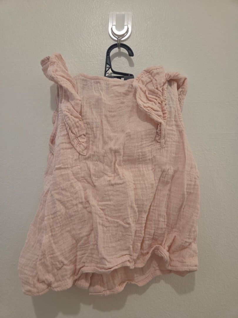 H&M Ruffle Top 6m (Category: Babies & Kids Fashion) located in Quezon City. Submitted by bennybonanza (Listing ID 1459784012, Image 3). Description: H&M light pink top with ruffles Very nice cotton fabric Pls manage your expectations, items are all preloved, personally owned. Delivery c/o Buyer. Pickup QC near Opus Mall..