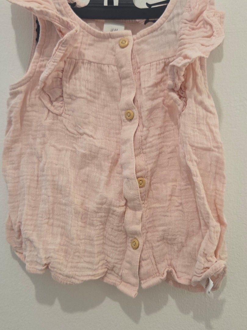 H&M Ruffle Top 6m (Category: Babies & Kids Fashion) located in Quezon City. Submitted by bennybonanza (Listing ID 1459784012, Image 1). Description: H&M light pink top with ruffles Very nice cotton fabric Pls manage your expectations, items are all preloved, personally owned. Delivery c/o Buyer. Pickup QC near Opus Mall..