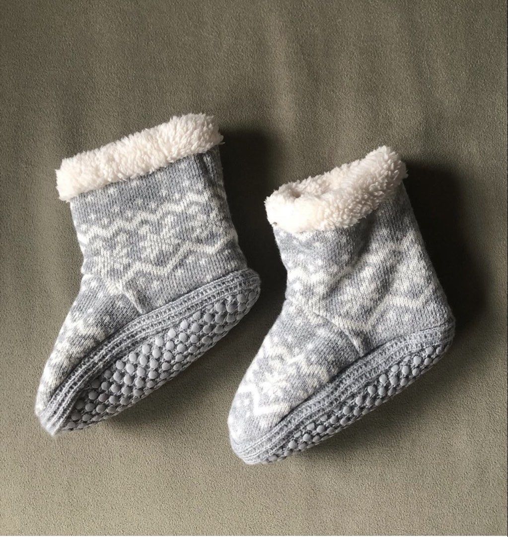 H&M Slipper Booties Fur inside (Category: Babies & Kids Fashion) located in Pasay City. Submitted by anything_preloved23 (Listing ID 1459720710, Image 2). Description: H&M Slipper Booties Fur inside Toddler 22/23 New without tag 150php.