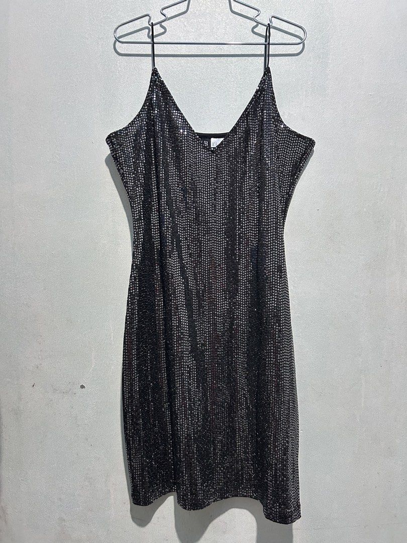 H&M Sparkle Sequin Dress (Category: Evening dresses & gowns) located in Quezon City. Submitted by jjsurplus_23 (Listing ID 1459839181, Image 2). Description: Medium | Made in Cambodia.