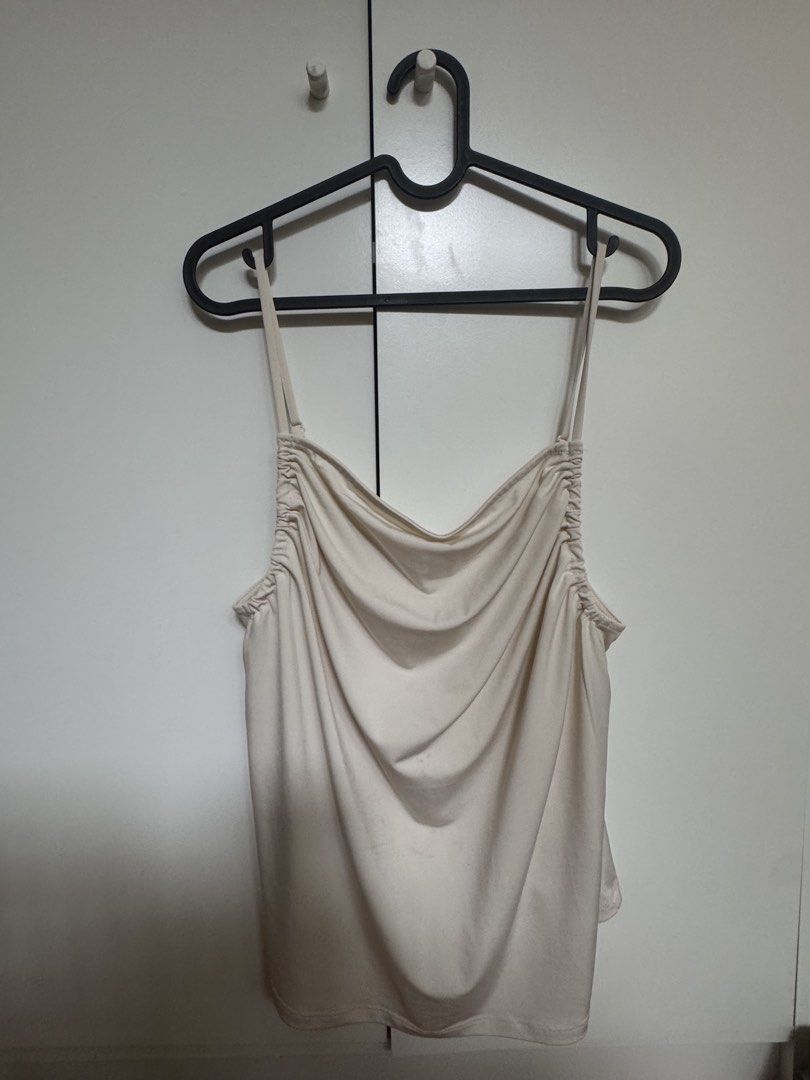 H&M Top (Category: Sleeveless) located in Valenzuela. Submitted by aikeeee (Listing ID 1459822448, Image 1). Description: .