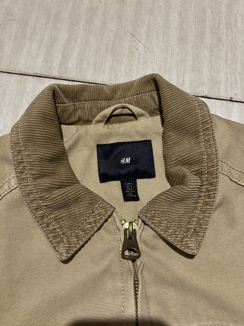 H&M Workwear Jacket (Category: Coats, Jackets and Outerwear) located in Antipolo. Submitted by h0lygrailz (Listing ID 1459811179, Image 2). Description: H&M workwear Jacket with Corduroy Collar original Size: Small Color: Khaki / Taupe Condition: Like New Only worn twice. No stains, holes, damage, or issues. Very clean and well-kept. P2,500 + shipping Antipolo RFS: Rarely worn / decluttering Please see photos for actual condition. Open for reason