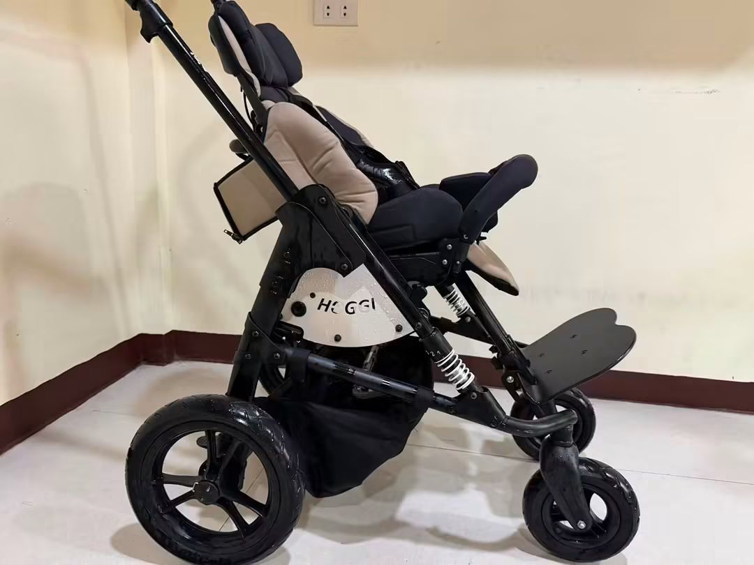 HOGGI Special Needs Stroller (Category: Medical Supplies & Tools) located in Manila. Submitted by bernajimenez (Listing ID 1459895457, Image 3). Description: FOR SALE 🦽 HOGGI Special Needs Stroller SIZE 1 ✅ Brand: Hoggi (Premium German Mobility) ✅ Frame: Heavy-duty black metal, all-terrain large wheels, stable suspension ✅ Seating: Padded black/beige support, 5-point safety harness, multi-position recline ✅ Features: Adjustable push handle, stor
