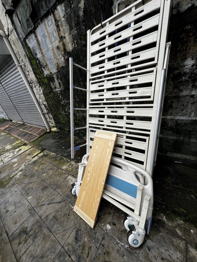 Hospital bed (Category: Medical Supplies & Tools) located in Makati City. Submitted by bentabentabilinakayo (Listing ID 1459811572, Image 2). Description: .