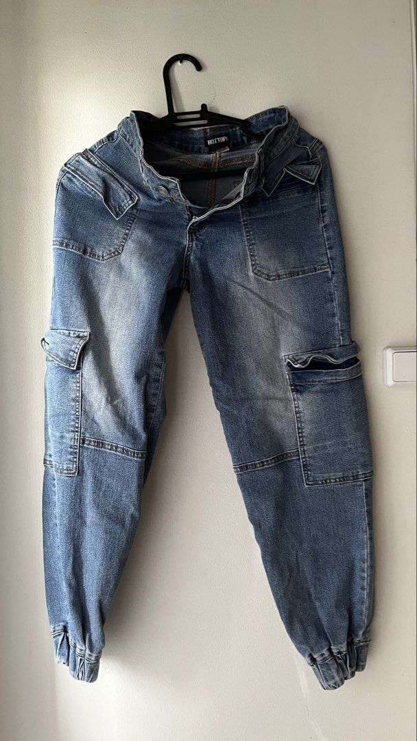 HOTTOPS Blue Denim Cargo Jogger Jeans (Category: Jeans) located in Quezon City. Submitted by deargenna (Listing ID 1459826500, Image 1). Description: - Blue denim cargo jogger jeans - Elasticated cuffs for a tapered look - Multiple pockets (front and back) - Button and zip closure - Great for casual wear - Comfortable fit * 💳 MOP: GCash / Bank Transfer * 🛵 MOD: Same-day delivery via Lalamove / Grab (Buyer pays SF) * 📍 Pick-Up: Greenfield Distr