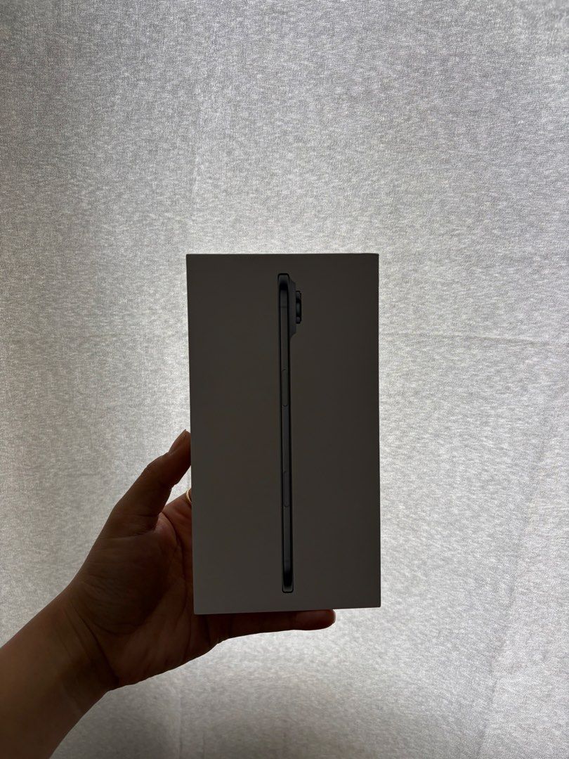 Iphone 17 Air (Category: iPhone 17 Series) located in Muntinlupa City. Submitted by ohchelseacake (Listing ID 1459690262, Image 3). Description: Iphone Air , 256gb , under warranty 6/2027 , sky blue 3 mos old - Super good as new.