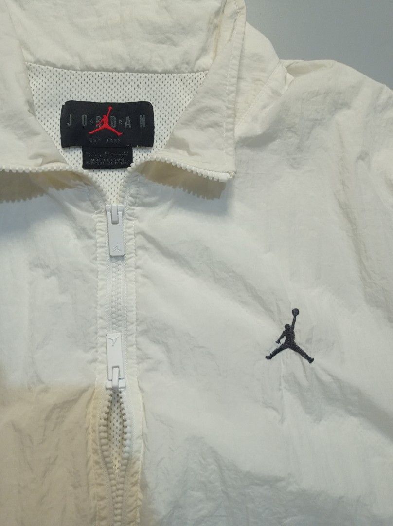 Jordan (Category: Hoodies) located in Manila. Submitted by 1christiannnnnn (Listing ID 1459712297, Image 3). Description: Jordan Pullover script Xl on tags Excellent condition ✅ Color rate 10/10 Issue None As new 🥶 24 Width 28 Length 📥📥📥.