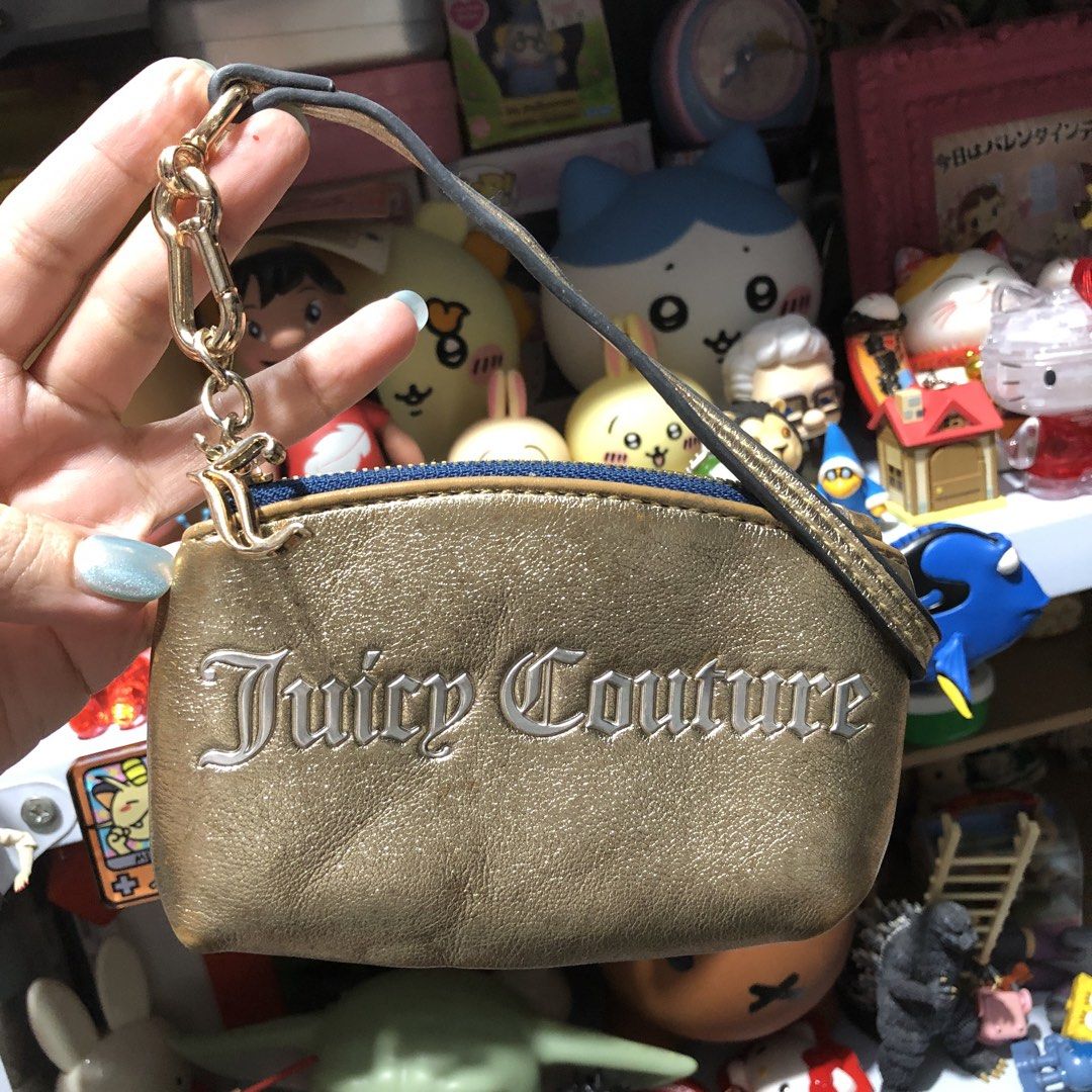 Juicy Couture Wristlet (Category: Purses & Pouches) located in Quezon City. Submitted by kitsune.treasures (Listing ID 1459720314, Image 1). Description: Gebtly used. Still in usable condition. Smooth zipper. Normal fading on some part of the leather. *First to pay policy! *1 day reservation only. Failure to pay on time, auto cancel. 📍Quezon City * MOD: J&T | Lalamove * MOP: GCASH | BPI 📦ON HAND AND READY TO SHIP! CONDITION: WHAT YOU SEE IS WHA