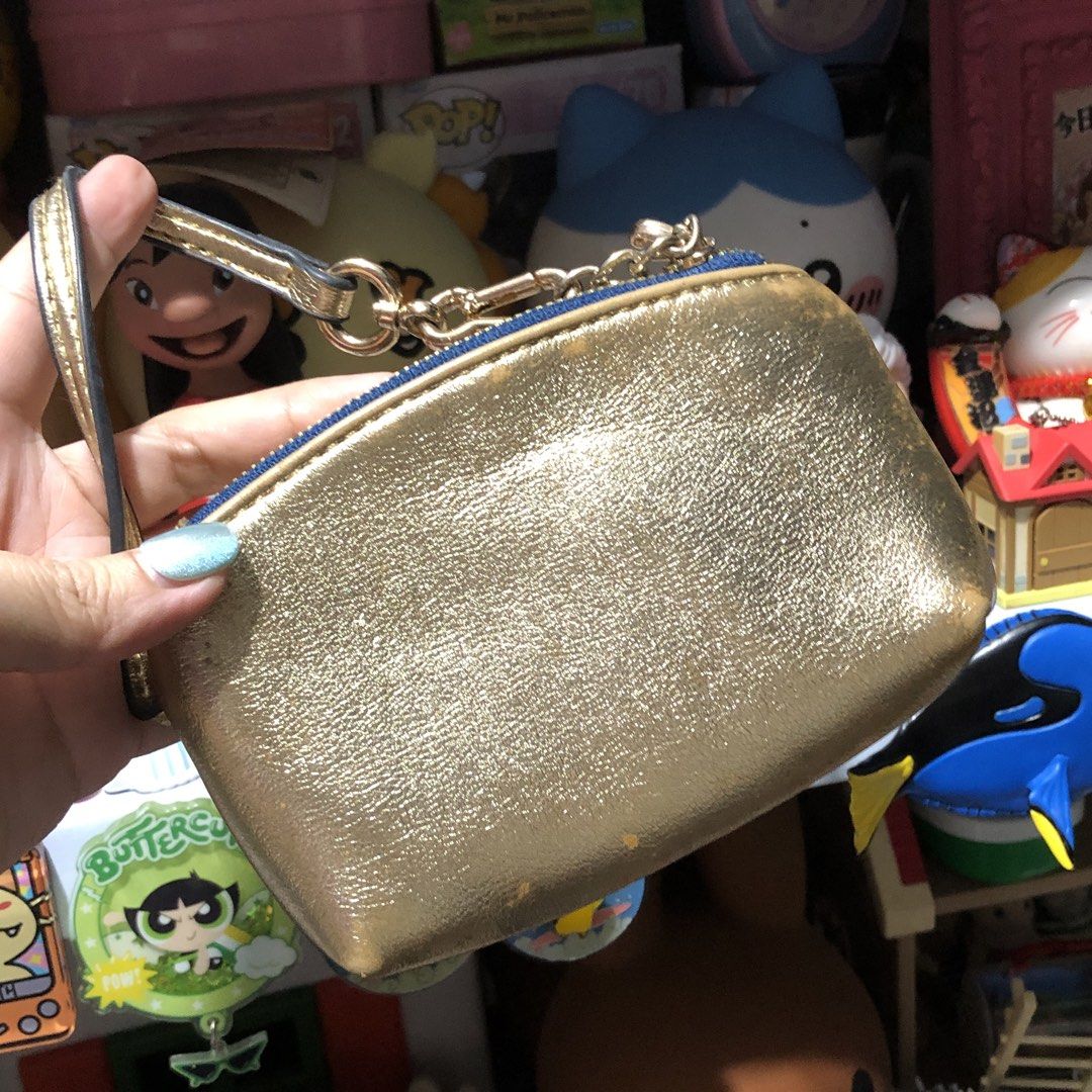 Juicy Couture Wristlet (Category: Purses & Pouches) located in Quezon City. Submitted by kitsune.treasures (Listing ID 1459720314, Image 3). Description: Gebtly used. Still in usable condition. Smooth zipper. Normal fading on some part of the leather. *First to pay policy! *1 day reservation only. Failure to pay on time, auto cancel. 📍Quezon City * MOD: J&T | Lalamove * MOP: GCASH | BPI 📦ON HAND AND READY TO SHIP! CONDITION: WHAT YOU SEE IS WHA