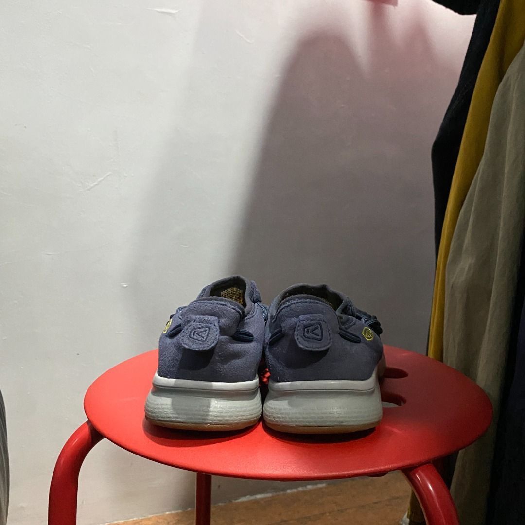 Keen Uneek O2 37 (Category: Sandals) located in Antipolo. Submitted by bentakahitanoano (Listing ID 1459759717, Image 3). Description: Still in good condition Size 37EU - 23.5CM Normal sign of usage The KEEN Uneek O2 is a hybrid sneaker-sandal known for its innovative two-cord construction that adapts to the shape of your foot for a custom fit. Outdoor Adventures: Suitable for light hiking, trail walking, and trekking thanks to their stable desig