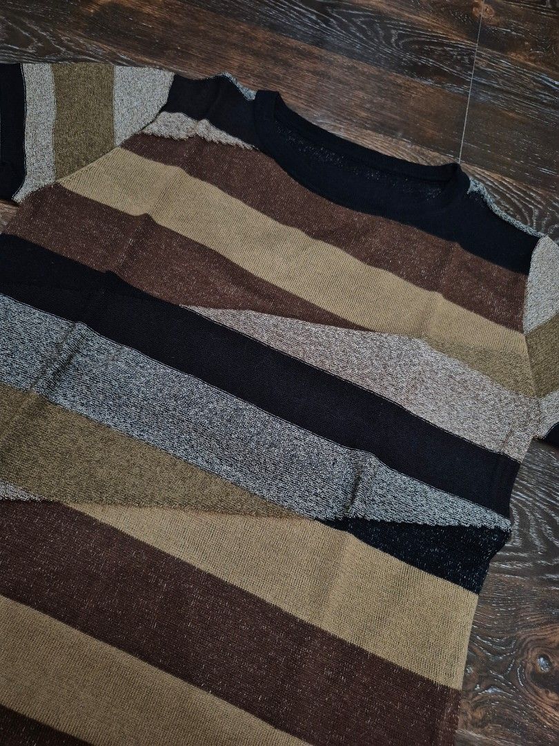 Knitted Top (Category: Shirts) located in Santa Cruz. Submitted by deenem (Listing ID 1459727626, Image 3). Description: Strechable Can fit small to medoum size.