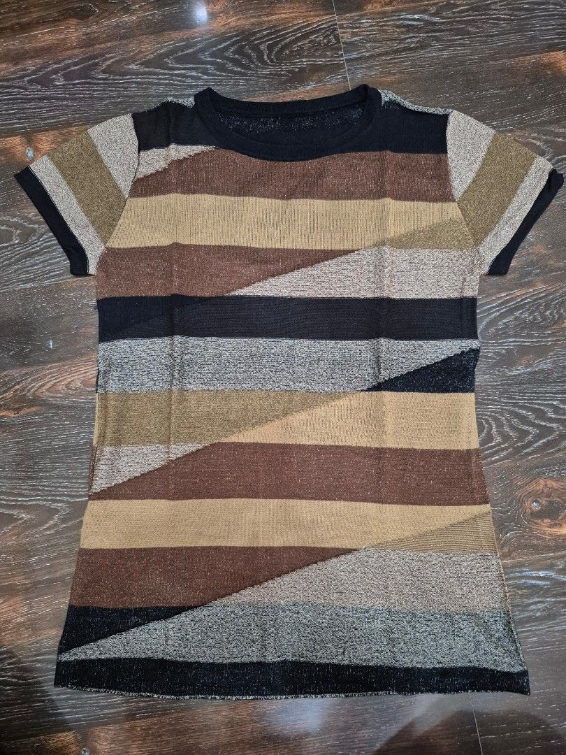 Knitted Top (Category: Shirts) located in Santa Cruz. Submitted by deenem (Listing ID 1459727626, Image 2). Description: Strechable Can fit small to medoum size.