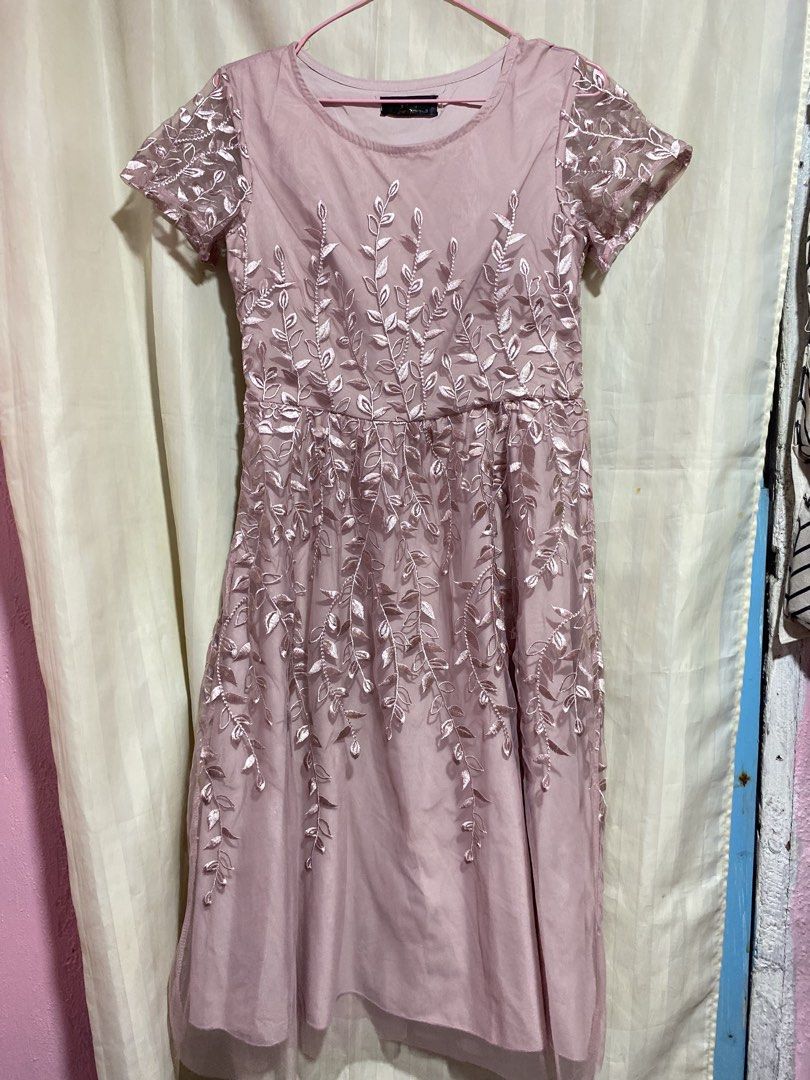 Lace Dress (Category: Dresses) located in Manila. Submitted by snowymallows (Listing ID 1459743556, Image 1). Description: .