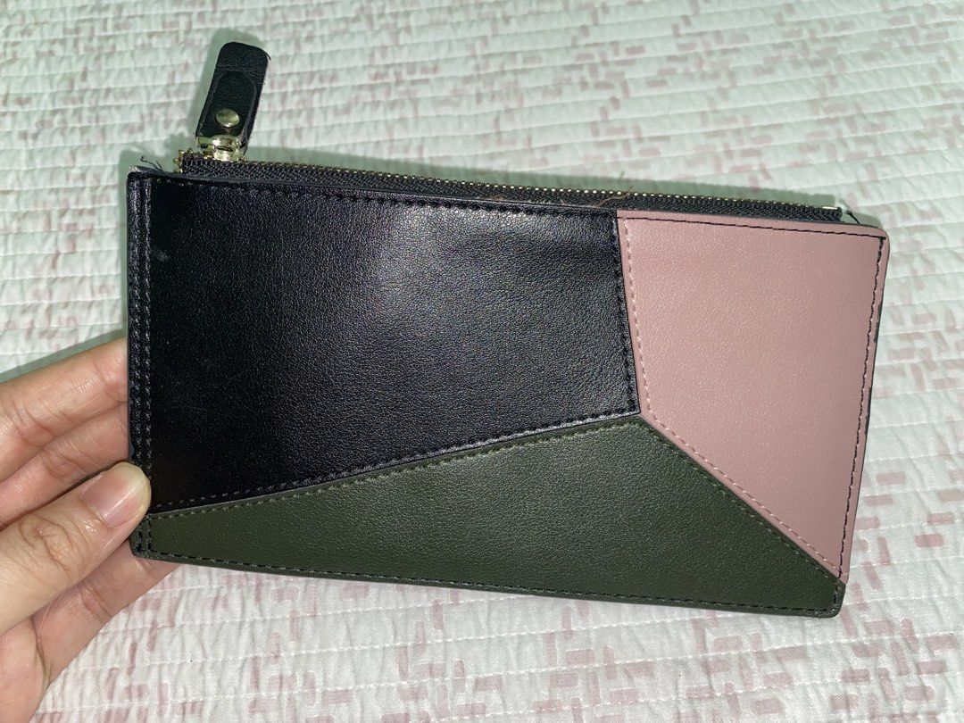 Large Foldable Card Holder Wallet (Category: Wallets & Card holders) located in Angeles City. Submitted by dwnmxn (Listing ID 1459736972, Image 1). Description: - Large foldable card holder wallet - Secure zip-around closure - Large capacity, multiple card slots - Clear ID window - Zippered compartment for coins/small items - Compact and functional for everyday use.