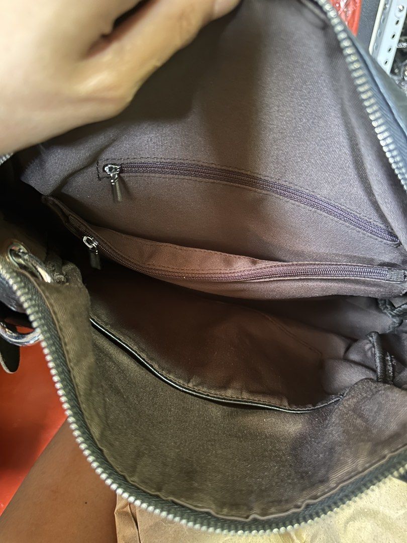 Leather Bag (Category: Purses & Pouches) located in Butuan. Submitted by slownsteady_ (Listing ID 1459803441, Image 3). Description: Black leather bag No brand but quality is superb!.