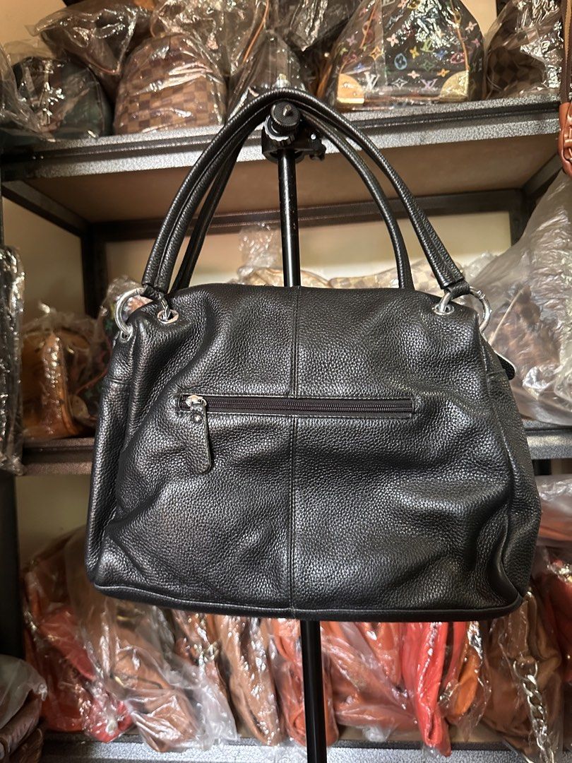 Leather Bag (Category: Purses & Pouches) located in Butuan. Submitted by slownsteady_ (Listing ID 1459803441, Image 2). Description: Black leather bag No brand but quality is superb!.