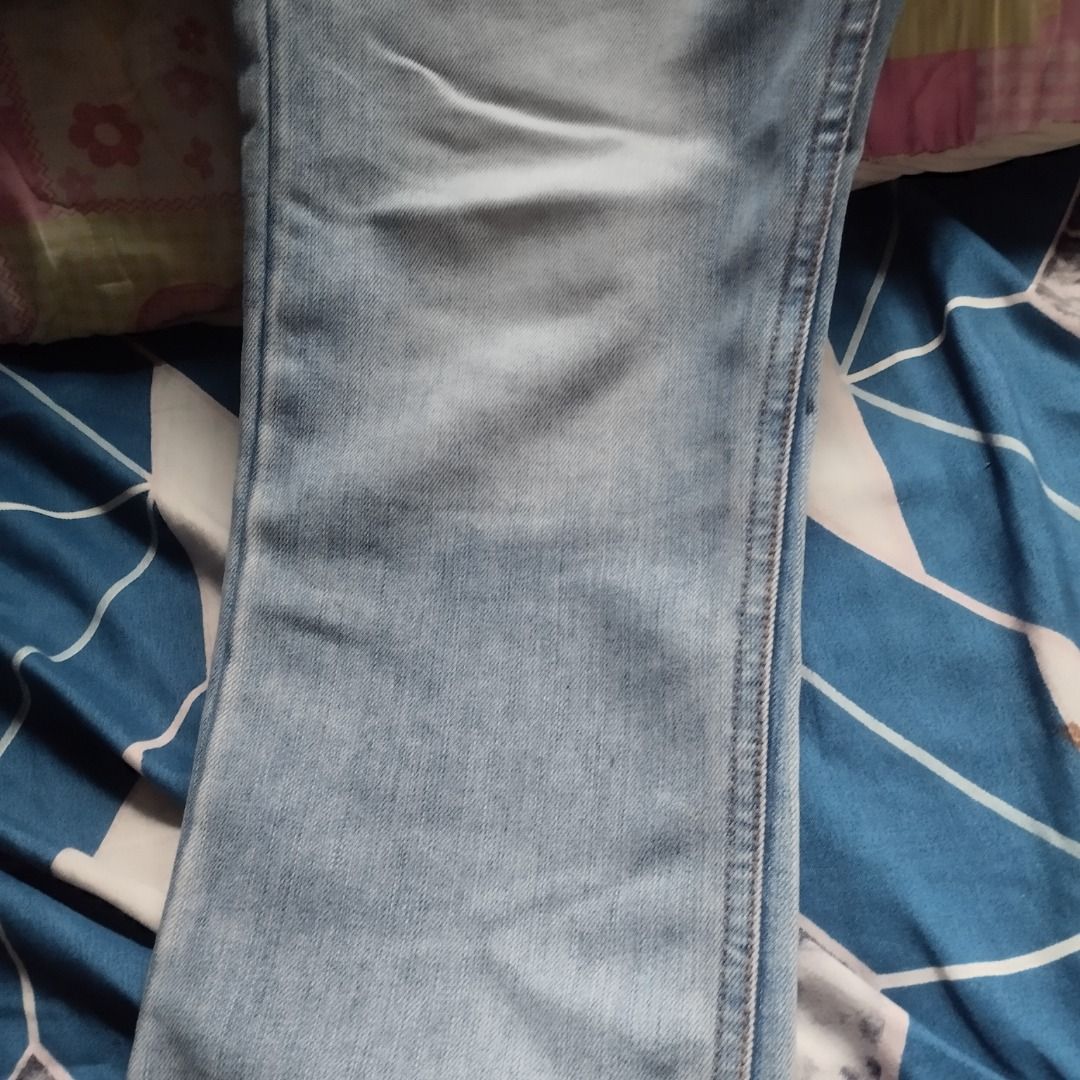 Lee Cooper Light Wash Ripped Jeans size 31 (Category: Jeans) located in Caloocan City. Submitted by happyowl.d5e7e0 (Listing ID 1459779730, Image 2). Description: - Brand: Lee Cooper - Wash: Light wash denim - Feature: Distressed rip on the front - Pockets: Classic five-pocket styling - Fit: Comfortable for everyday wear - Style: Great staple wardrobe piece.