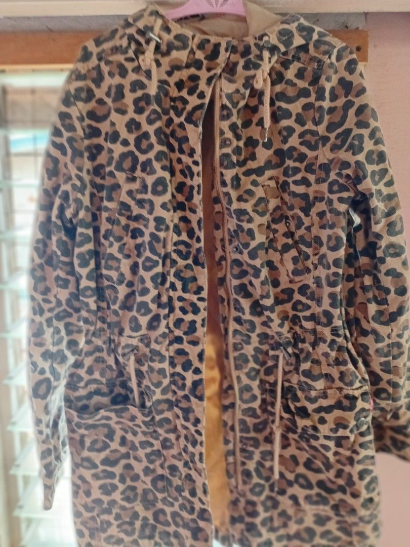 Levi strauss coat (Category: Coats, Jackets and Outerwear) located in Bacoor. Submitted by yaniracha__ (Listing ID 1459734731, Image 2). Description: pm lng po if interested thankyy ✨️ B 38 L 27 Armhole 14.