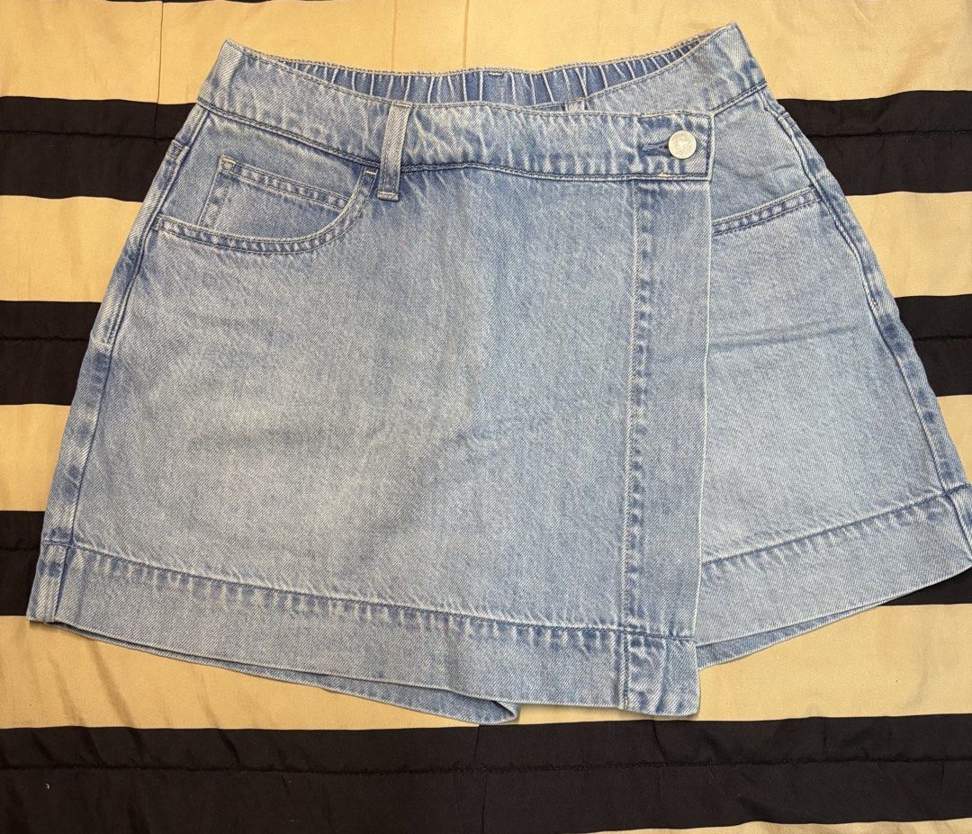 Light Denim Skort - Uniqlo (Category: Skirts) located in Pasay City. Submitted by marliencalimag (Listing ID 1459789468, Image 1). Description: Orig Price: ₱1,200 Selling Price: 800 NEGOTIABLE FOR SURE BUYER Size: 26-28 inches waistline garterized! Used Once! No Issue!!! Comfy to wear NO TO SCAMMER!! RFS: Declutter Mop: Gcash Mod: lalamove or JNT.