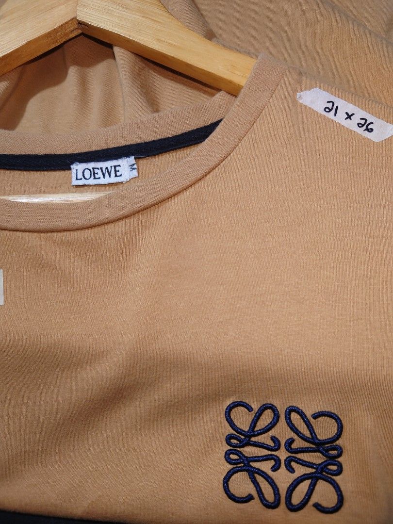 Loewe off tshirt thrift (Category: Tshirts & Polo Shirts ) located in Paranaque City. Submitted by emzeicool48572 (Listing ID 1459808835, Image 3). Description: Size: Medium (21x26 inch) Material: Cotton Color: two tone mustard (Navy Blue Beige) color rate: 9/10 Condition: 9/10 📍Tambo Paranaque 💸Payment: Pay Maya only 📦🚚 Delivery: Lalamove or j&t (order mo book mo) No return policy Buy at your own risk Don't expect too much from this product,