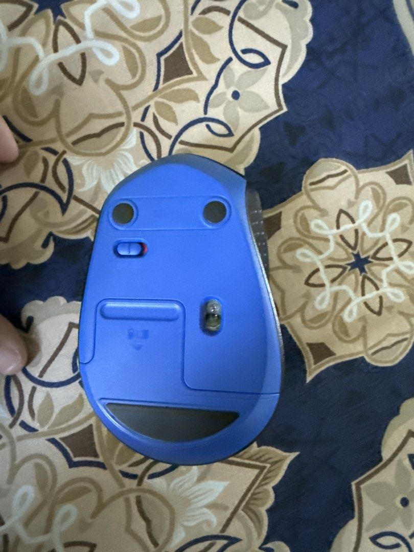 Logitech Wireless Mouse （分類：電腦滑鼠及相關產品）位於 Hong Kong。 由 falak_jatt_67 提交（商品編號 1459769884，圖片 2）。簡介： Logitech wireless mouse. Black with blue accents. Works well. Uses AA battery. Great for everyday use. Selling because I got a new one.。