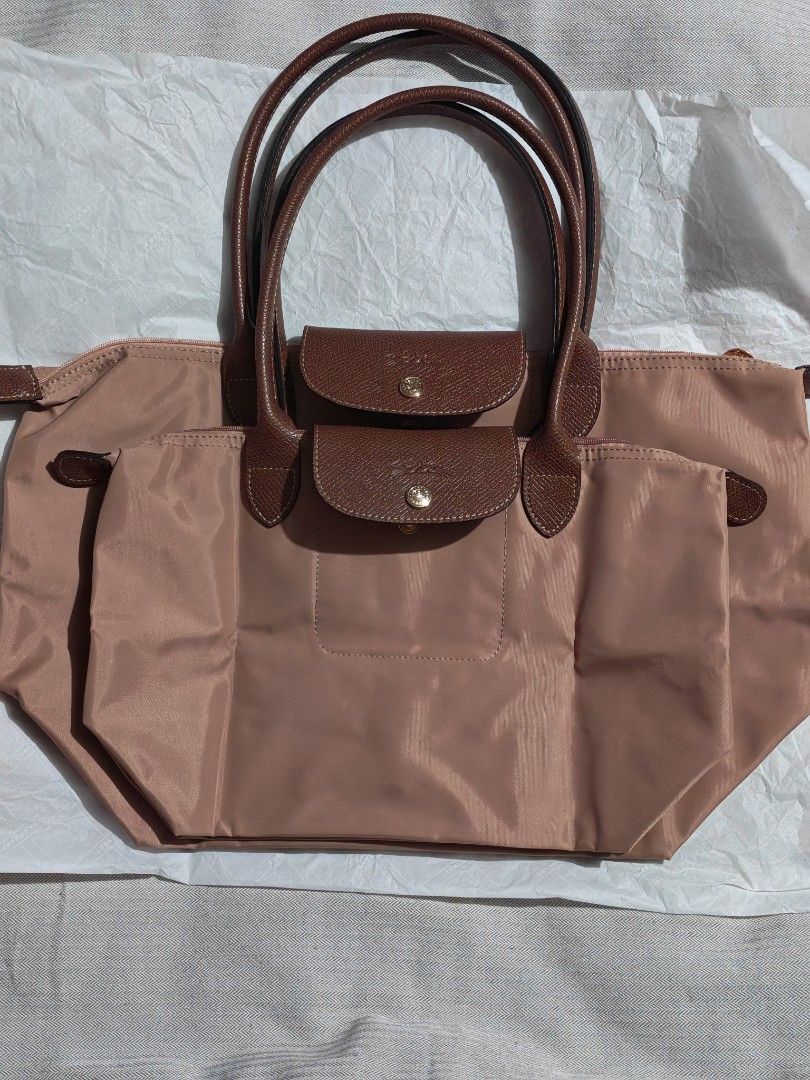 Longchamp Le Pliage Tote Bag Pink Tea (Category: Luxury Bags & Wallets) located in Quezon City. Submitted by sureandlegit (Listing ID 1459866389, Image 3). Description: For Sale Longchamp Le Pliage Classic in Pink Tea 2025 released color Large size and Medium size Long handle Large size - 5,500 Medium size - 5000 Prices are after tax refund Bag only and it comes with longchamp white tissue wrapper. What you see what you get. Available on hand Wil