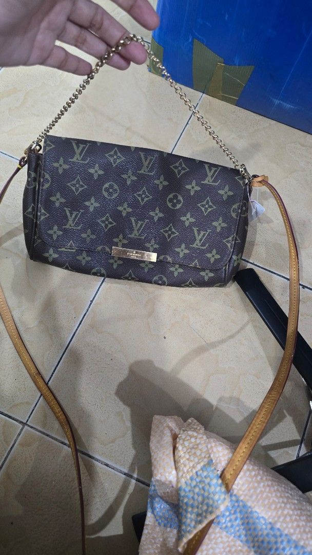 Louis Vuitton coded Monogram Pochette Shoulder Bag (Category: Luxury Bags & Wallets) located in Quezon City. Submitted by mbpreloved65 (Listing ID 1459817326, Image 1). Description: - Louis Vuitton Pochette - Classic Monogram Canvas - Gold Chain Strap - Leather Trim - Interior Pocket - Date Code: SP1168 - Ideal for carrying essentials.