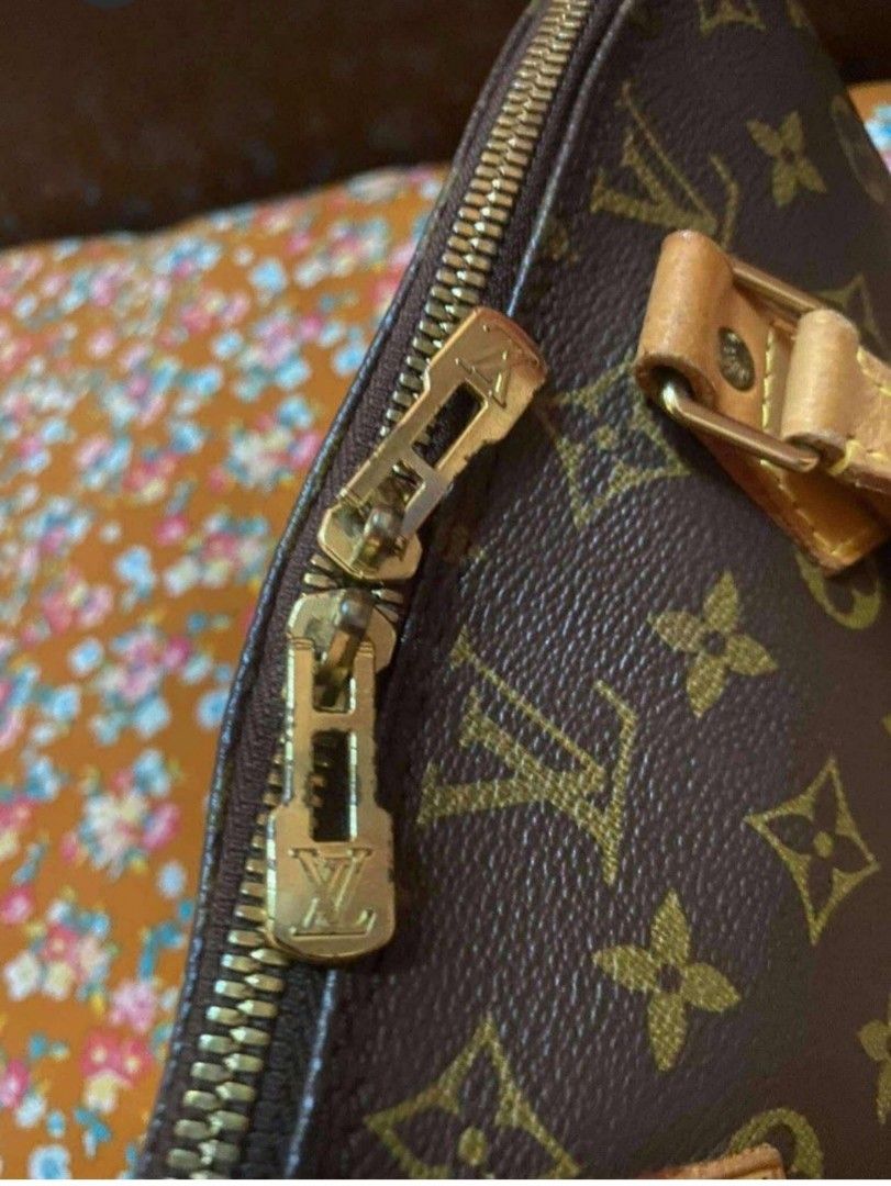 Louis Vuitton Monogram Alma Bag (Category: Luxury Bags & Wallets) located in Santo Domingo. Submitted by krizzies_korner (Listing ID 1459882242, Image 3). Description: - Classic Louis Vuitton Alma bag - Monogram canvas with leather handles and trim - Secure zipper closure - Date code: V10955 - Timeless and perfect for daily use.
