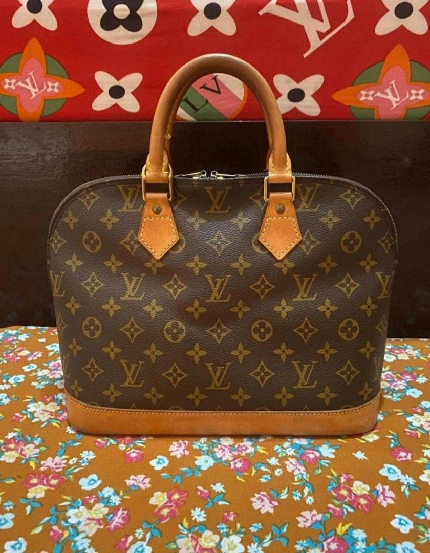 Louis Vuitton Monogram Alma Bag (Category: Luxury Bags & Wallets) located in Santo Domingo. Submitted by krizzies_korner (Listing ID 1459882242, Image 2). Description: - Classic Louis Vuitton Alma bag - Monogram canvas with leather handles and trim - Secure zipper closure - Date code: V10955 - Timeless and perfect for daily use.