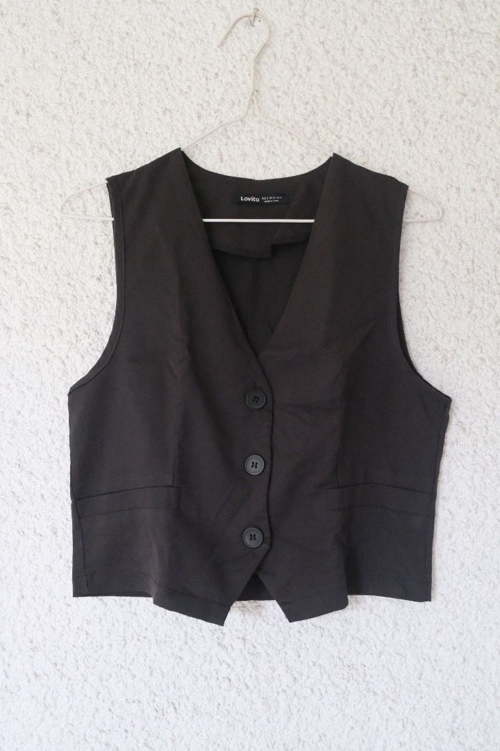 Lovito Black Button-Up Cropped Vest (Category: Sleeveless) located in Caloocan City. Submitted by kccloset_ (Listing ID 1459801764, Image 1). Description: Black cropped vest from Lovisa. Features a V-neck and three button closures down the front. Has two welt pockets. Looks great layered over shirts or dresses. A versatile piece for any wardrobe..