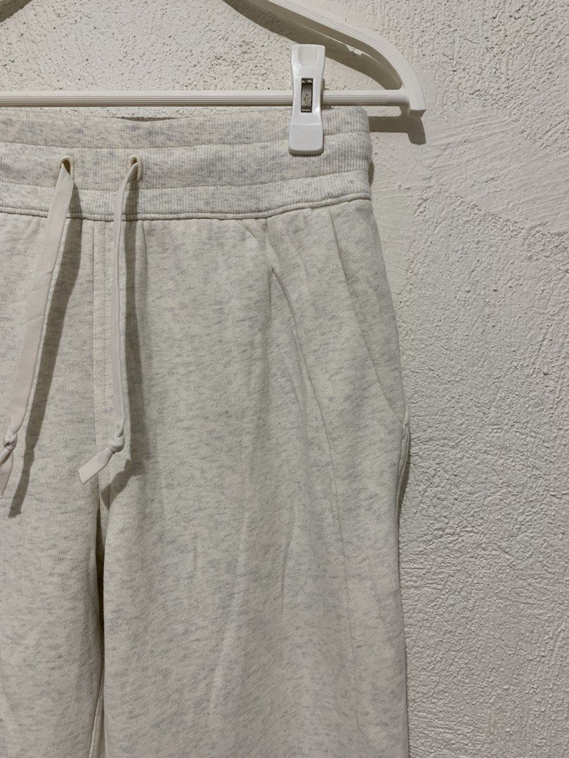 Lululemon Scuba High-Rise Jogger Pants (Category: Other Bottoms) located in Tiaong. Submitted by nycko.concha (Listing ID 1459820356, Image 1). Description: Lululemon Scuba High-Rise Jogger Pants •Size: S •Waist: 26-30 (stretchable) •Length: 37 •Hem: 4 •Condition: Excellent to Like New •Issue: missing washtag •Color Rate: 10/10 •Courier: J&T Express •Location: Quezon Province Note: color may vary due to lighting, always manage your expectations..