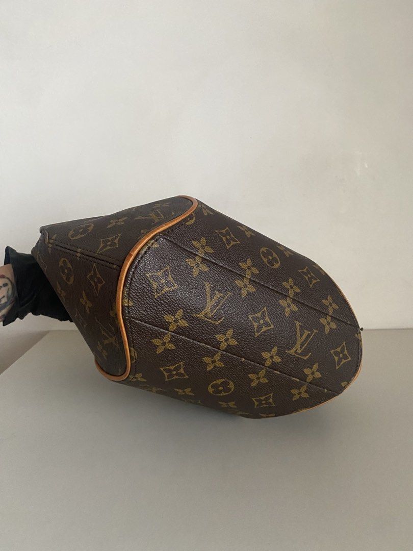 Lv Handbag (Category: Luxury Bags & Wallets) located in Valenzuela. Submitted by leneluxe (Listing ID 1459900052, Image 3). Description: Lv Ellipse Leather material Good condition Minimal signs of use only Korea source .
