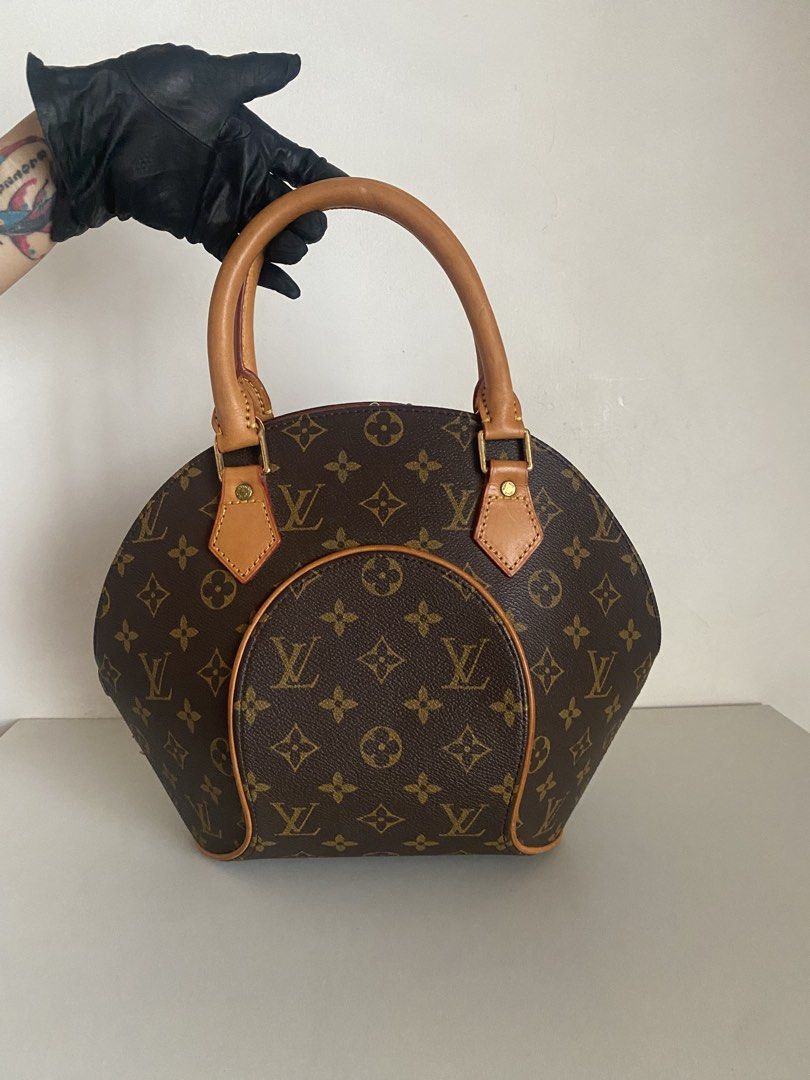 Lv Handbag (Category: Luxury Bags & Wallets) located in Valenzuela. Submitted by leneluxe (Listing ID 1459900052, Image 1). Description: Lv Ellipse Leather material Good condition Minimal signs of use only Korea source .