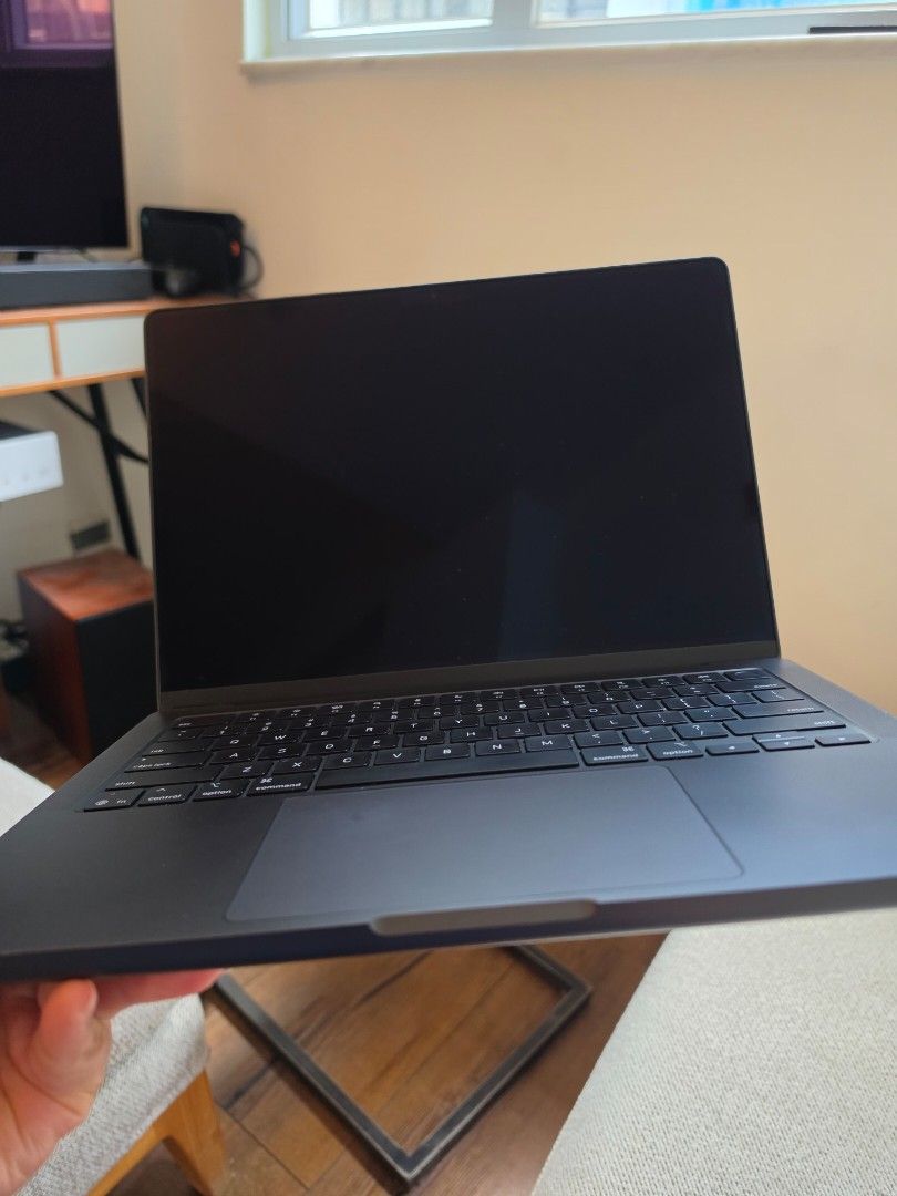 MacBook Pro 14" (M5, 2025, 16GB RAM, 512GB SSD, Space Black) 100% Battery Capacity, On warranty until November 2026 （分類：手提電腦）位於 Hong Kong。 由 snlisreading 提交（商品編號 1459777271，圖片 3）。簡介： Selling a MacBook Pro in excellent condition, used very lightly, because I am looking to swap to a lighter laptop. Still under warranty until November 2026 - purchased from the Apple Store in IFC. Open to reasonable offers but no lowballing. 100% battery health.。