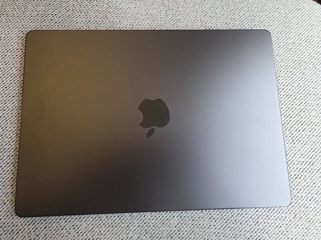 MacBook Pro 14" (M5, 2025, 16GB RAM, 512GB SSD, Space Black) 100% Battery Capacity, On warranty until November 2026 （分類：手提電腦）位於 Hong Kong。 由 snlisreading 提交（商品編號 1459777271，圖片 1）。簡介： Selling a MacBook Pro in excellent condition, used very lightly, because I am looking to swap to a lighter laptop. Still under warranty until November 2026 - purchased from the Apple Store in IFC. Open to reasonable offers but no lowballing. 100% battery health.。