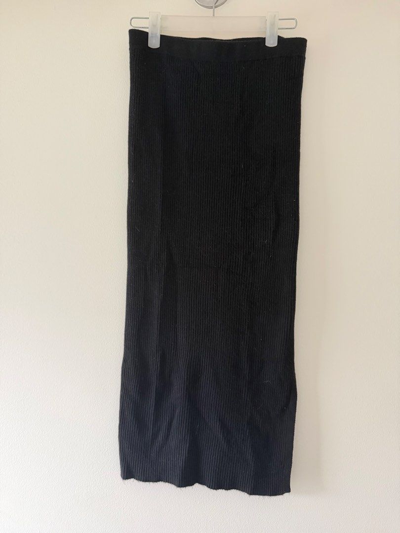 Mango Basics Black Ribbed Midi Skirt (Category: Skirts) located in Mandaluyong City. Submitted by closet.me (Listing ID 1459760813, Image 2). Description: - Mango Basics black ribbed midi skirt - Stretchy material for a comfortable fit - Midi length, hitting around the calf - Versatile: easy to dress up or down - Perfect staple piece for your wardrobe.