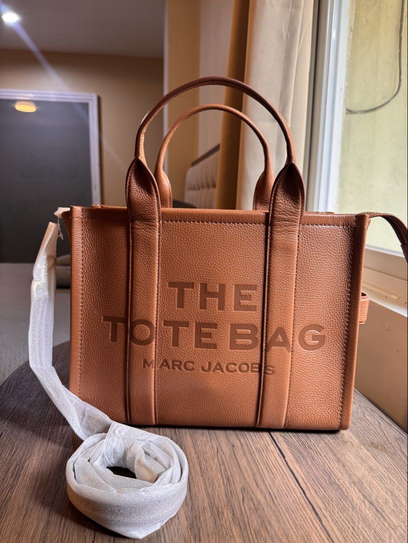 Marc Jacobs Medium Leather Tote (Category: Tote Bags) located in Bacolod City. Submitted by SOLunaStellar (Listing ID 1459712813, Image 1). Description: Bought in USA this year. Fits macbook With tag. With strap. Brandnew. SRP $450 😊 Negotiable for sure buyers. RFS: Pregnancy Fund 💕.