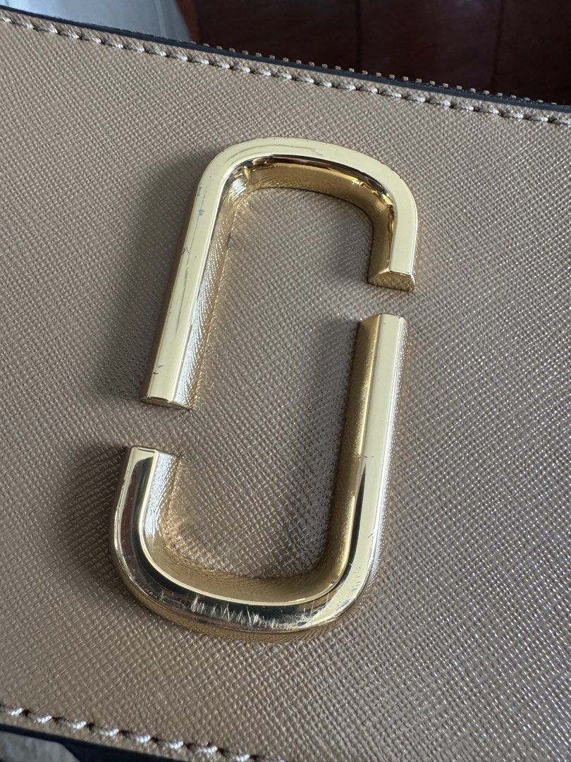 Marc Jacobs snapshot (Category: Cross-body Bags) located in Manila. Submitted by jhoannasa09010 (Listing ID 1459754261, Image 3). Description: 100% original .