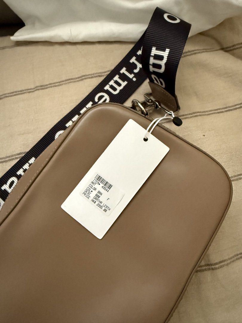 Marimekko Leather Bag brown （分類：手袋及銀包）位於 Hong Kong。 由 hkbookaholic 提交（商品編號 1459824344，圖片 2）。簡介： With dust bag Used once only SF pay by receiver Height: 15.00 cm Width: 22.00 cm Depth: 5.00 cm Strap length: 130.00 cm Main Material: 100% leather Lining: 100% Cotton。