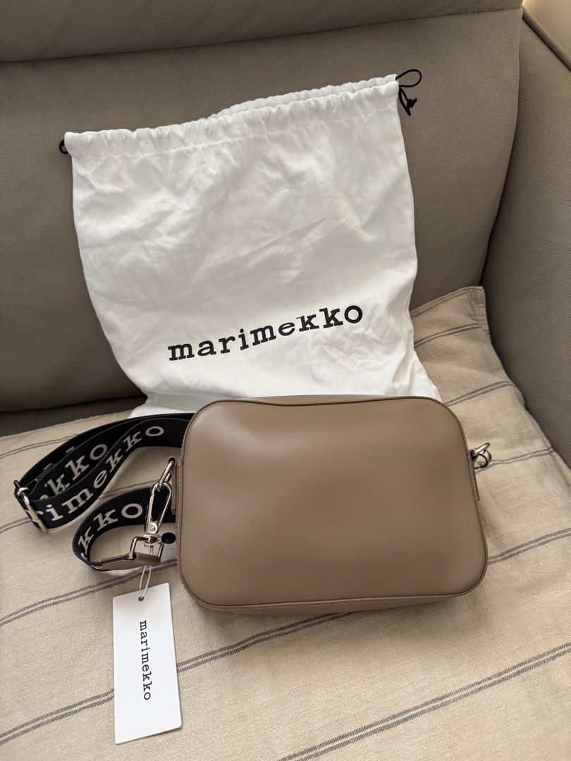 Marimekko Leather Bag brown （分類：手袋及銀包）位於 Hong Kong。 由 hkbookaholic 提交（商品編號 1459824344，圖片 1）。簡介： With dust bag Used once only SF pay by receiver Height: 15.00 cm Width: 22.00 cm Depth: 5.00 cm Strap length: 130.00 cm Main Material: 100% leather Lining: 100% Cotton。