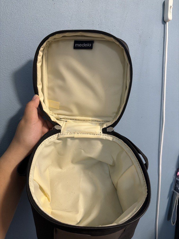 Medela Insulated Bag (Category: Diaper Bags & Wetbags) located in Marikina City. Submitted by biniaj (Listing ID 1459712551, Image 2). Description: original medela from US rfs: decluttering issue: needs to be cleaned .