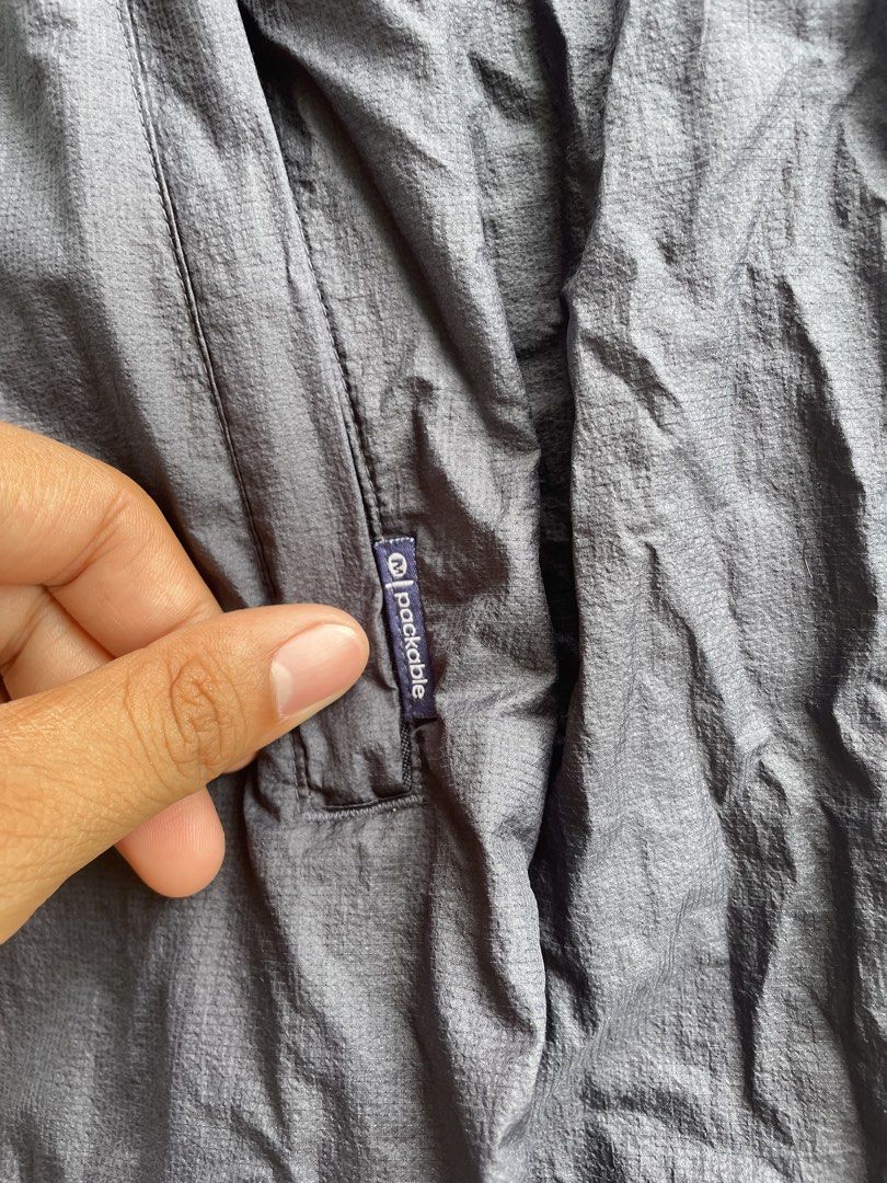 Merrell WindBreaker Packble (Category: Coats, Jackets and Outerwear) located in New Bataan. Submitted by rebisa.404 (Listing ID 1459725675, Image 3). Description: Merrell WindBreaker Packble L on tag Best fit Medium 22 width 27 length No issue Need washh Good condition .