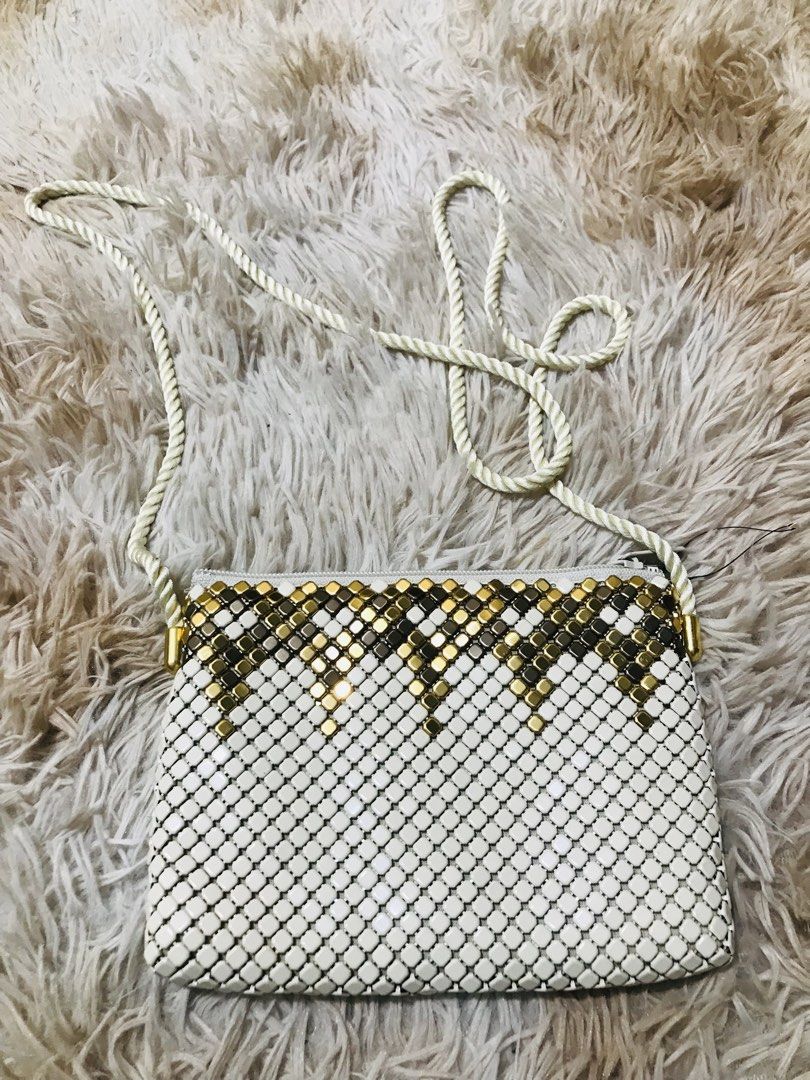MESH METAL SLING BAG (Category: Cross-body Bags) located in Gamu. Submitted by 2022bagsbunny (Listing ID 1459719151, Image 1). Description: .