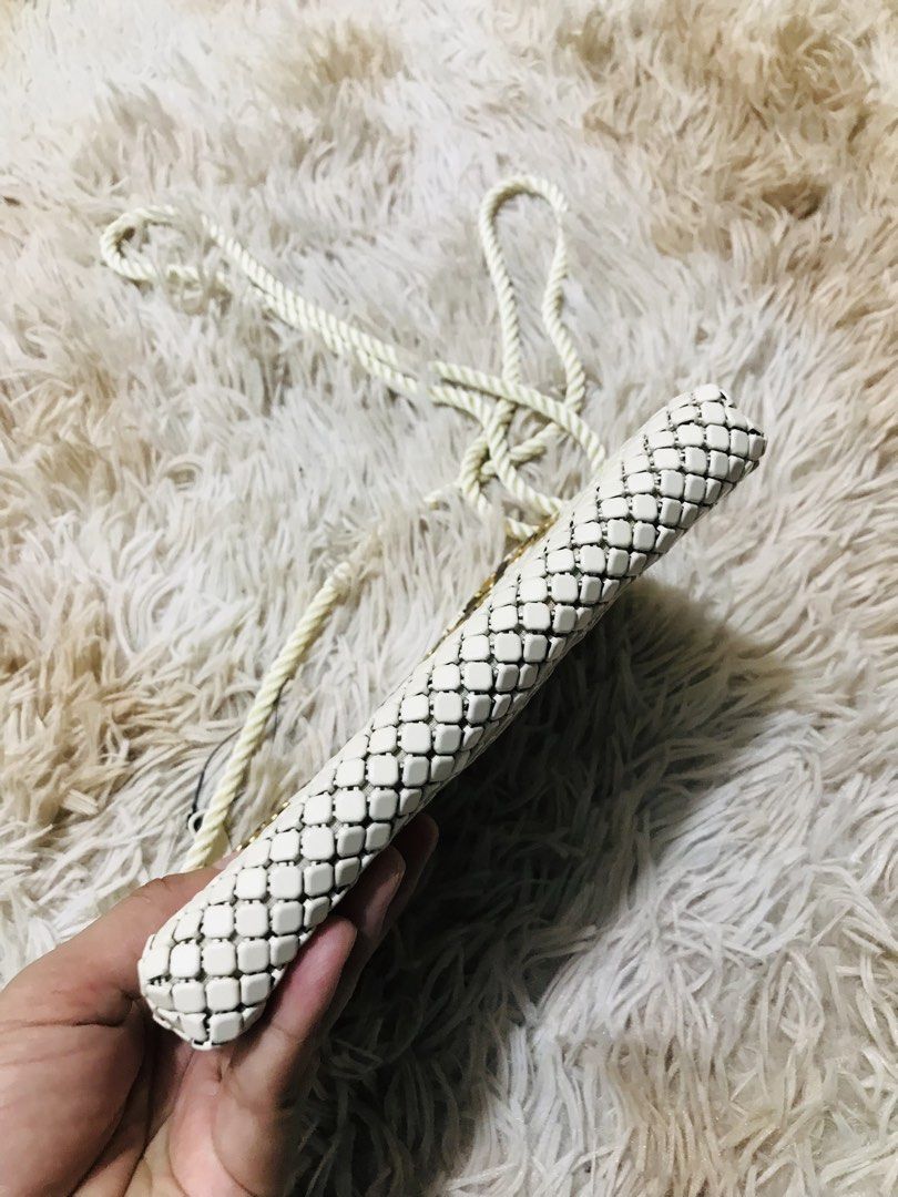 MESH METAL SLING BAG (Category: Cross-body Bags) located in Gamu. Submitted by 2022bagsbunny (Listing ID 1459719151, Image 3). Description: .