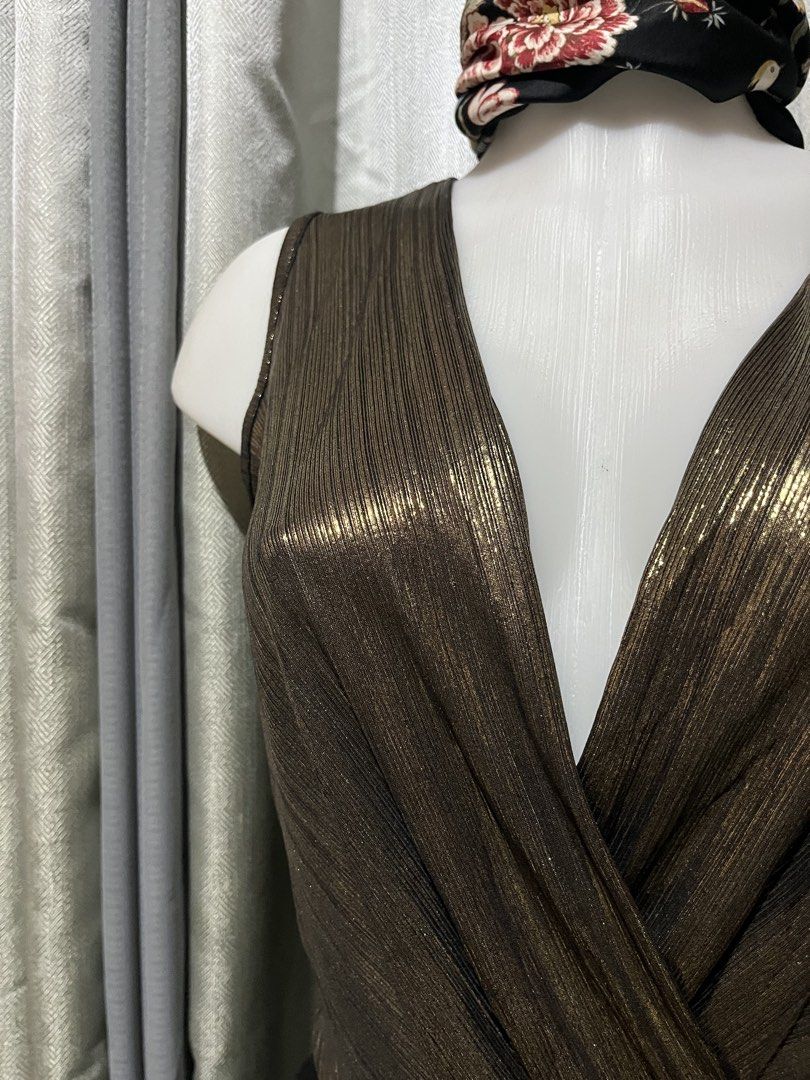 Metallic Black/Gold Wrap Romper (Category: Sets or Coordinates) located in Cebu City. Submitted by harborclothing29 (Listing ID 1459839033, Image 2). Description: - Gold metallic wrap bodysuit - Sleeveless with a deep V-neck - High-waisted black shorts - Comfortable and stylish set - Ideal for nights out or special occasions - Easy to mix and match Made in Italy.