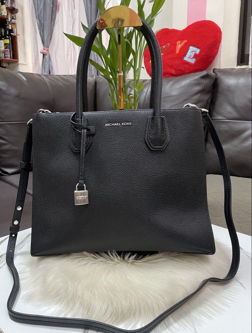 Michael Kors Mercer Large (Authentic) (Category: Luxury Bags & Wallets) located in Mandaue City. Submitted by ludz_0246 (Listing ID 1459841846, Image 1). Description: 💯% Guaranteed Original Ykk Zipper Two Way Bag Genuine Leather In 30cm Made In Bangladesh No Issue .