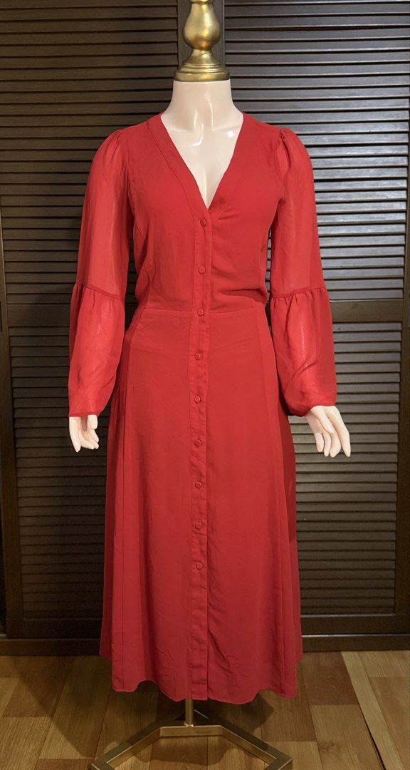 MICHAEL KORS Red Button-Front Midi Dress (Category: Dresses) located in Santiago. Submitted by ashley.collection (Listing ID 1459708637, Image 1). Description: - Brand: Michael Kors - Color: Red - Style: Midi Dress - Neckline: V-neck - Closure: Button-front - Sleeves: Long balloon sleeves - Material: Polyester blend - Occasion: Dress up or down.